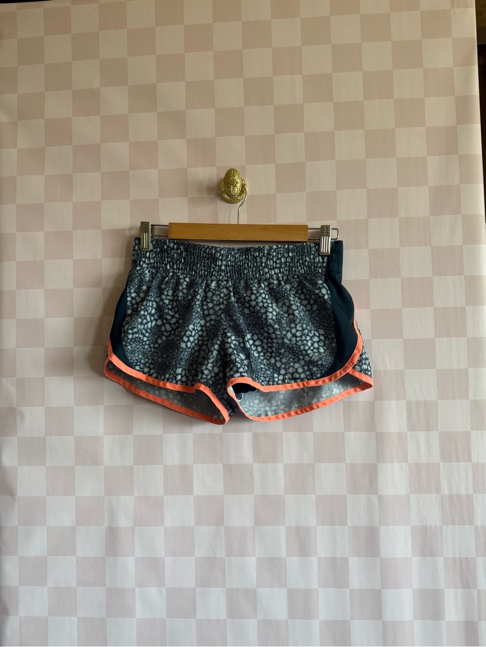 🏃‍♀️🏓🛼🌸👟☀️🥥
Nike Women's Dark Gray Patterned Athletic Shorts with Coral Trim